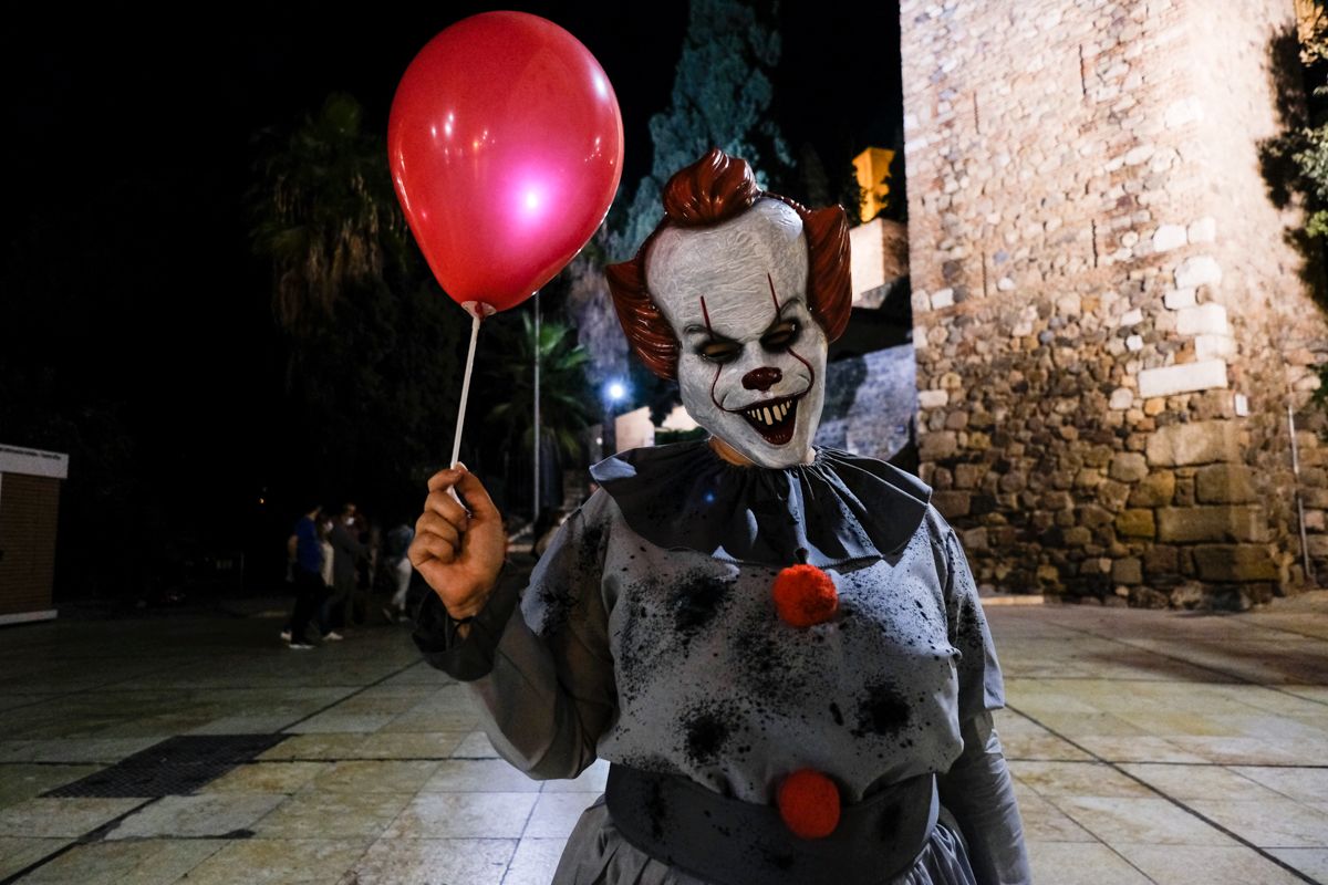 Las calles del centro de Málaga se llenan de máscaras y disfraces por Halloween