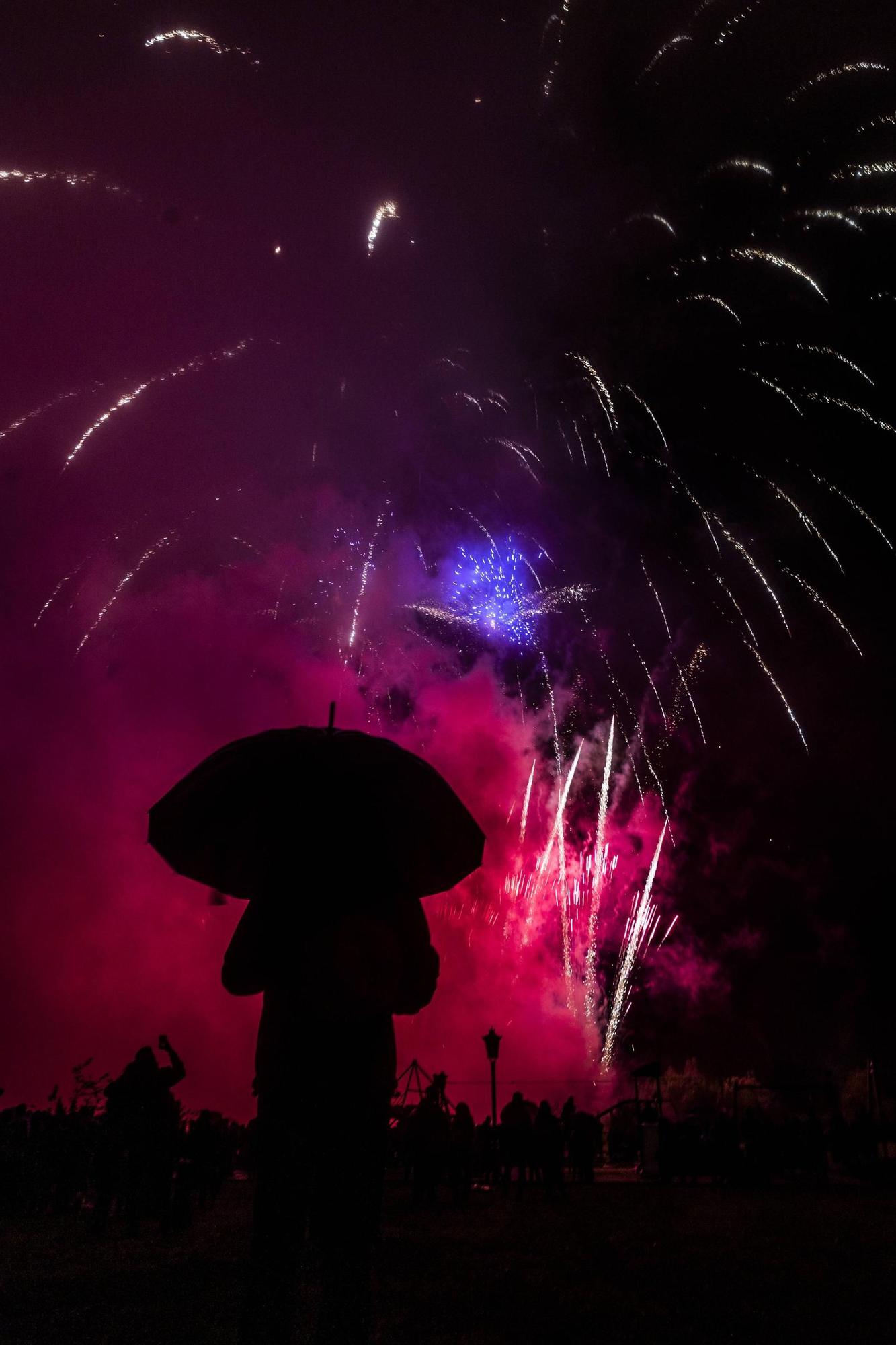 EN IMÁGENES: Así se vivieron unos fuegos de San Mateo bajo la lluvia en Oviedo