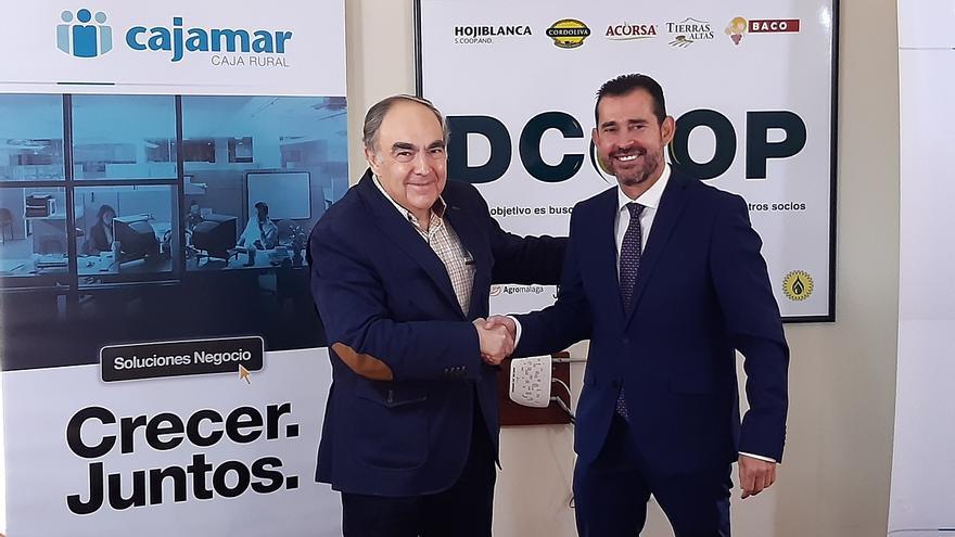 Cajamar firma un convenio con Dcoop para financiar la transformación de cultivos