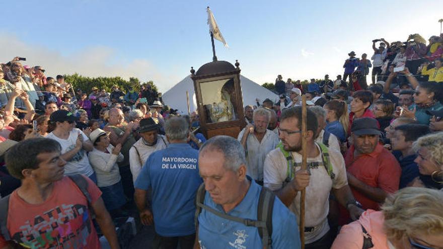 Alta participación en la Bajada de la Virgen de los Reyes