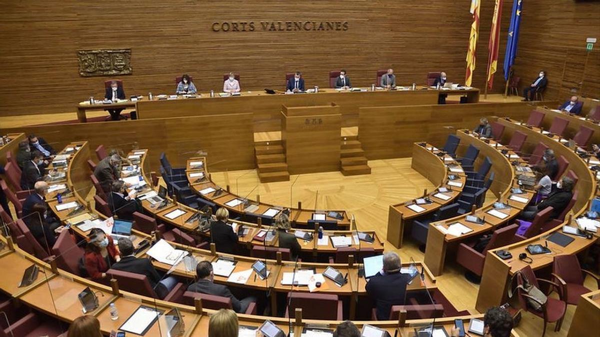 El pleno de las Corts se celebra este miércoles todavía con mascarillas