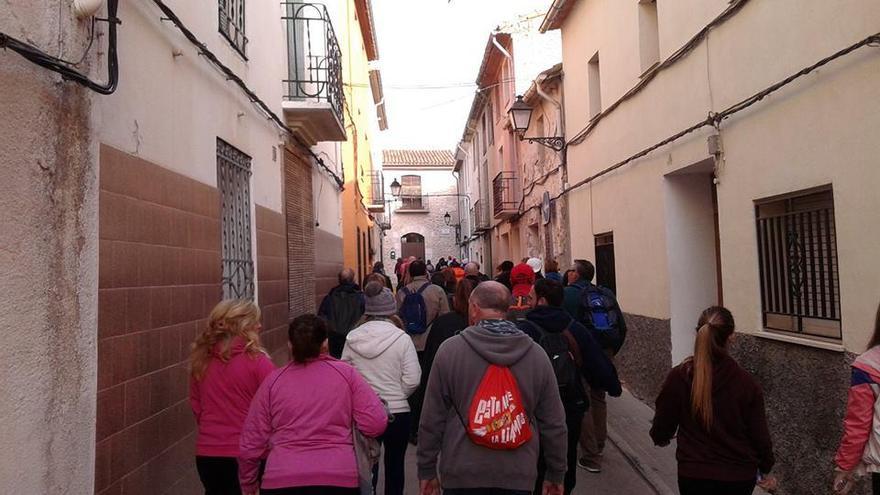 Los participantes andando por la pedanía de Benàmer.