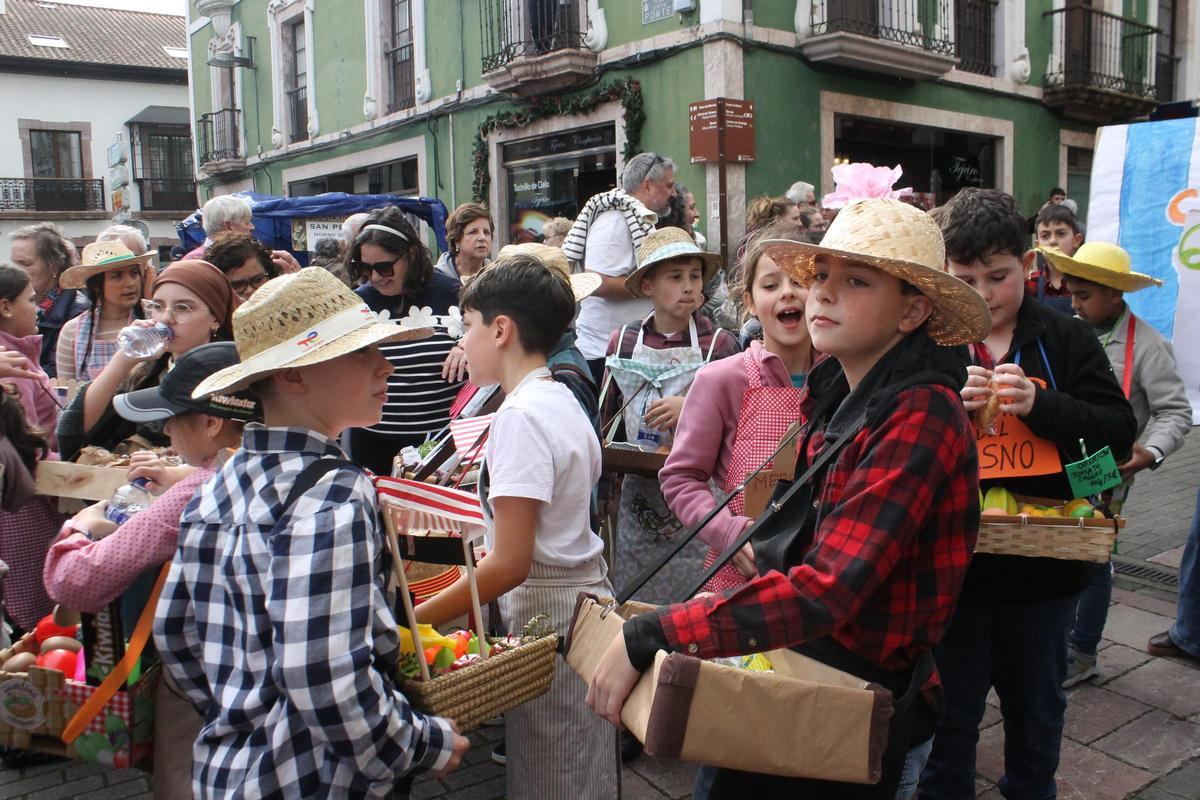 Así fue el divertido y pasacalles de Carnaval del colegio Virgen del Fresno en el mercado