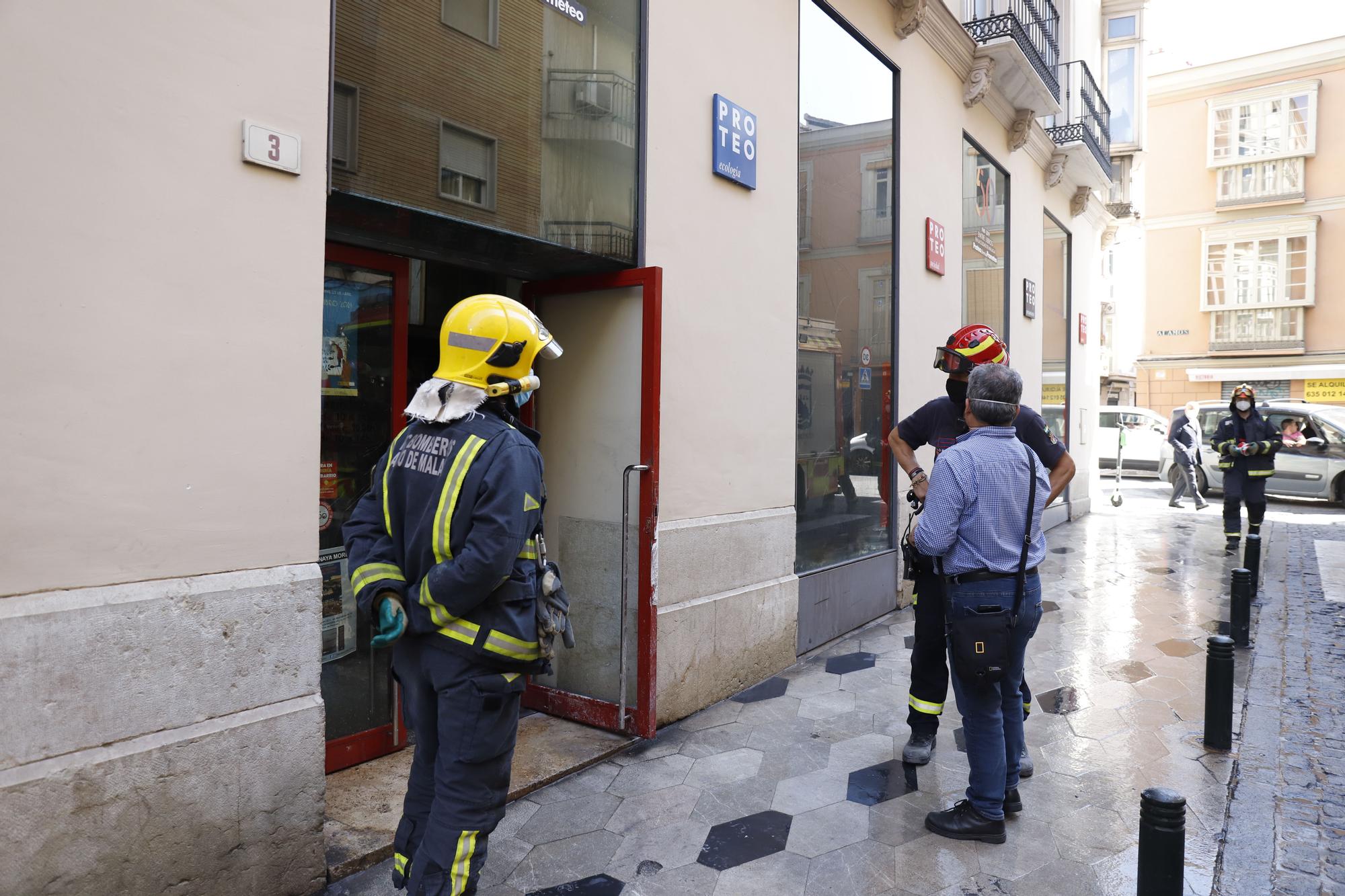 Así ha quedado el interior de la librería Proteo tras el incendio de la noche del jueves