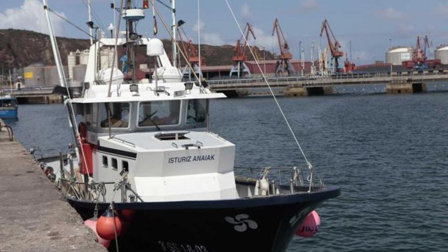 El pesquero remolcado, ayer, en el muelle del Rendiello.