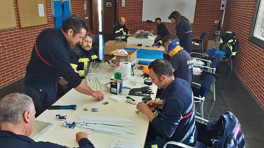 Los bomberos de Alicante durante la fabricación del material.