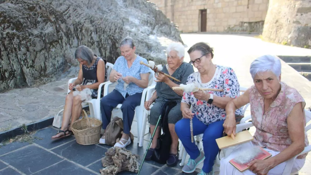 Tejedoras a la sombra del Castillo de Puebla de Sanabria