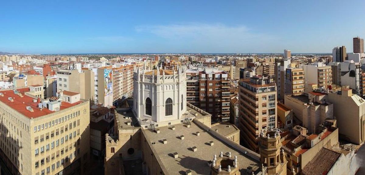 El Fadrí, un coloso de 58 metros que manda en Castellón desde 1604