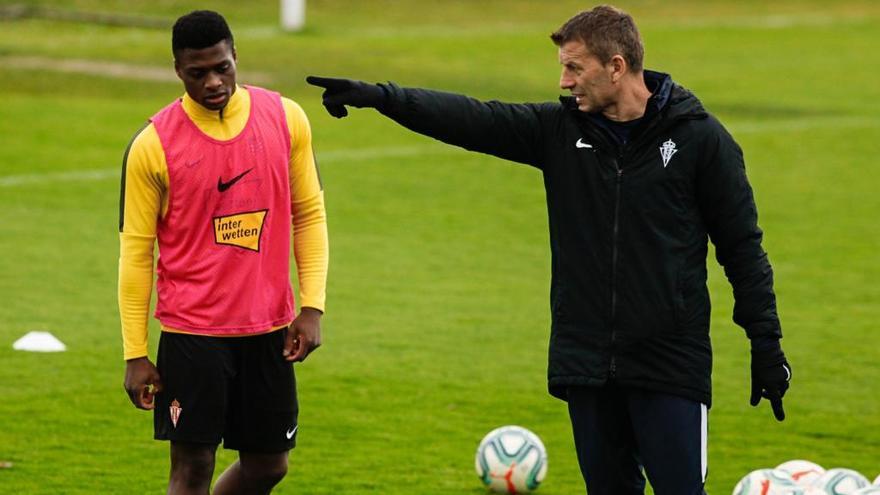 Neftali, junto a Djukic, en un entrenamiento del Sporting.