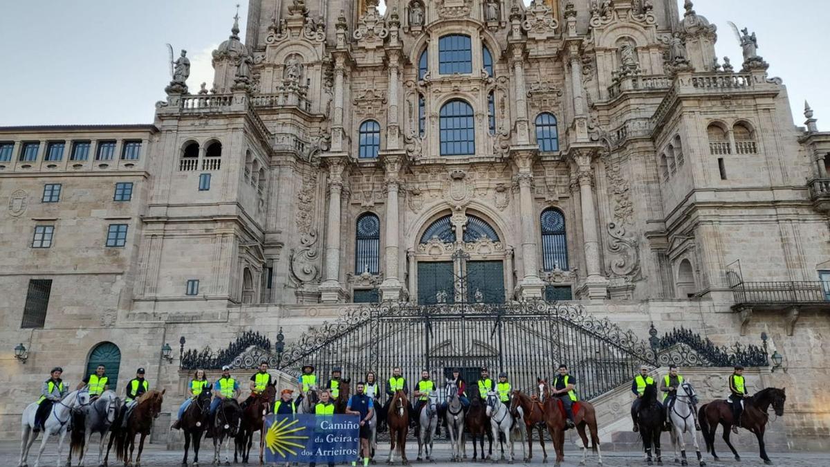 Los jinetes posan con sus caballos junto a la Catedral de Santiago de Compostela.  // FdV