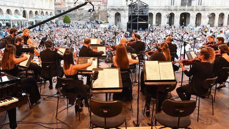 La Orquesta de Cámara Galega lleva su música a la plaza de María Pita