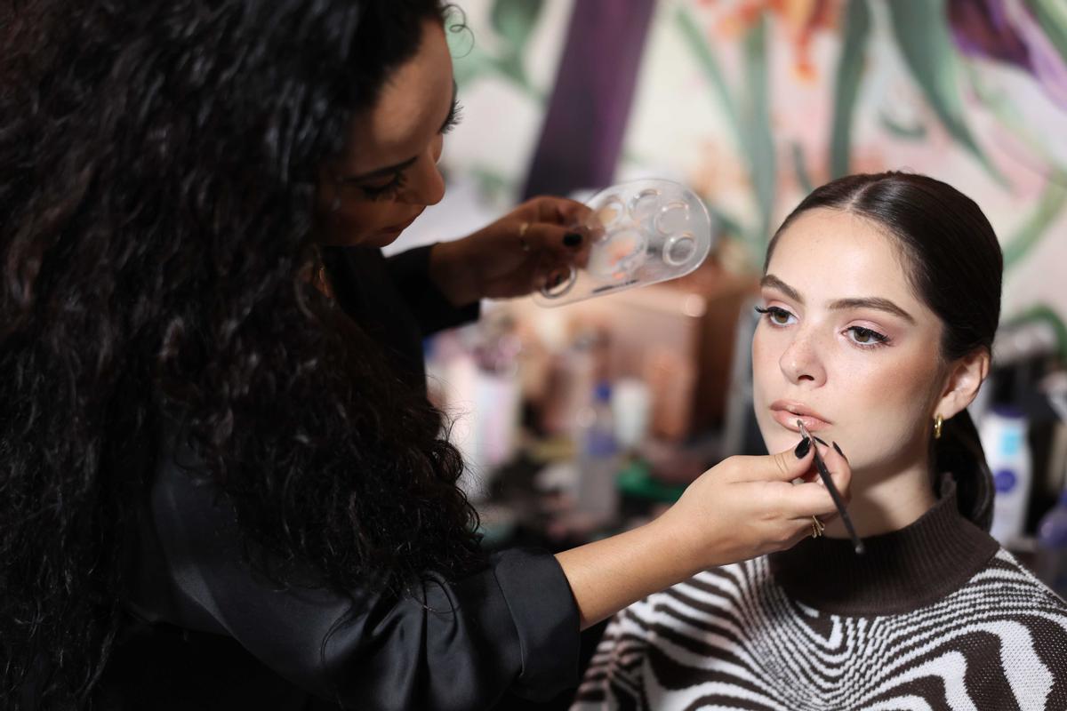 Las modelos se preparan para el desfile de Hannibal Laguna.