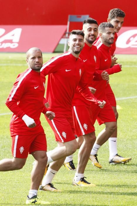 Entrenamiento del Sporting en El Molinón a puerta cerrada antes del derbi