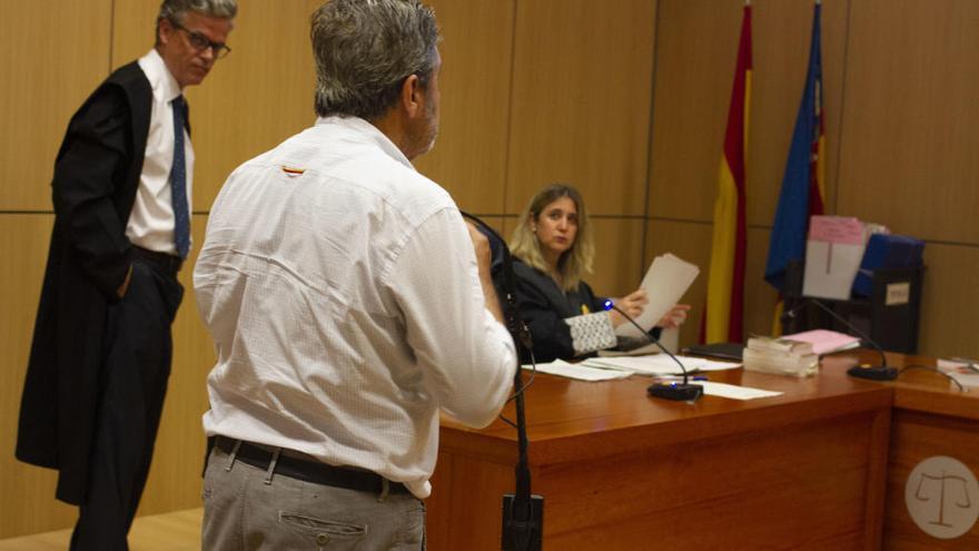 El arquitecto municipal de Xàtiva, Antonio Vela, poco antes de su declaración en el juicio de ayer en València.