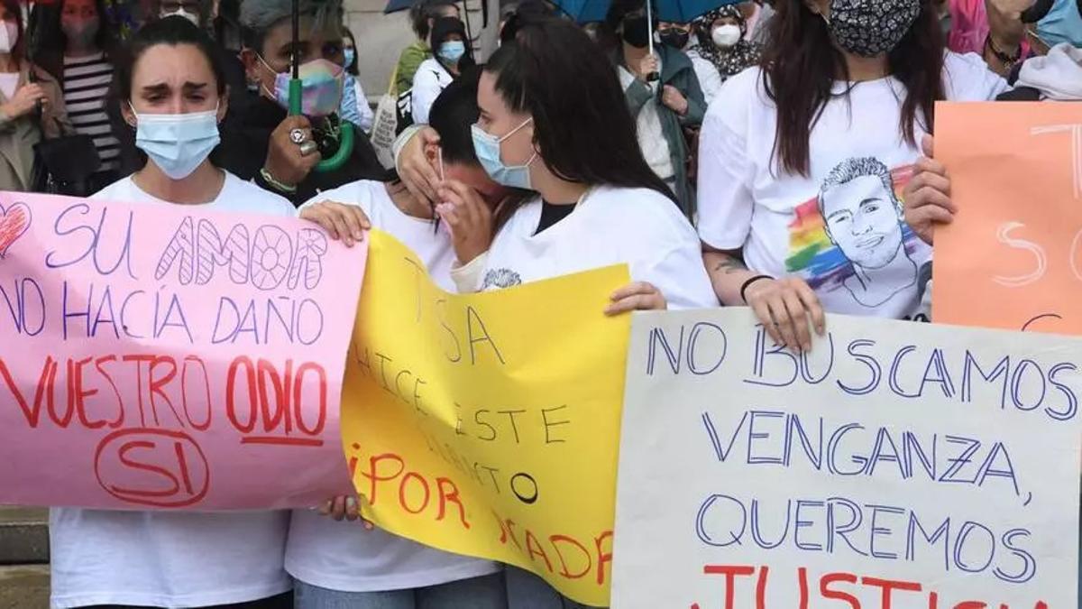 Amigas de Samuel portan lemas contra la homofobia en una concentración tras el crimen.