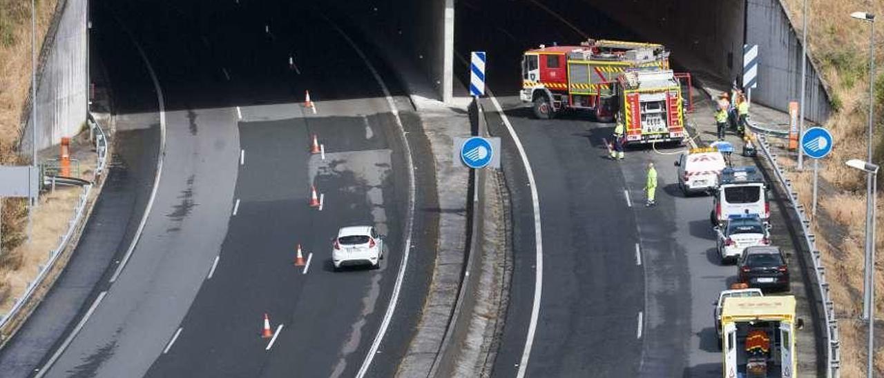 Simulacro de incendio organizado la semana pasada en el túnel de Oca. // Bernabé/Cris M.V.