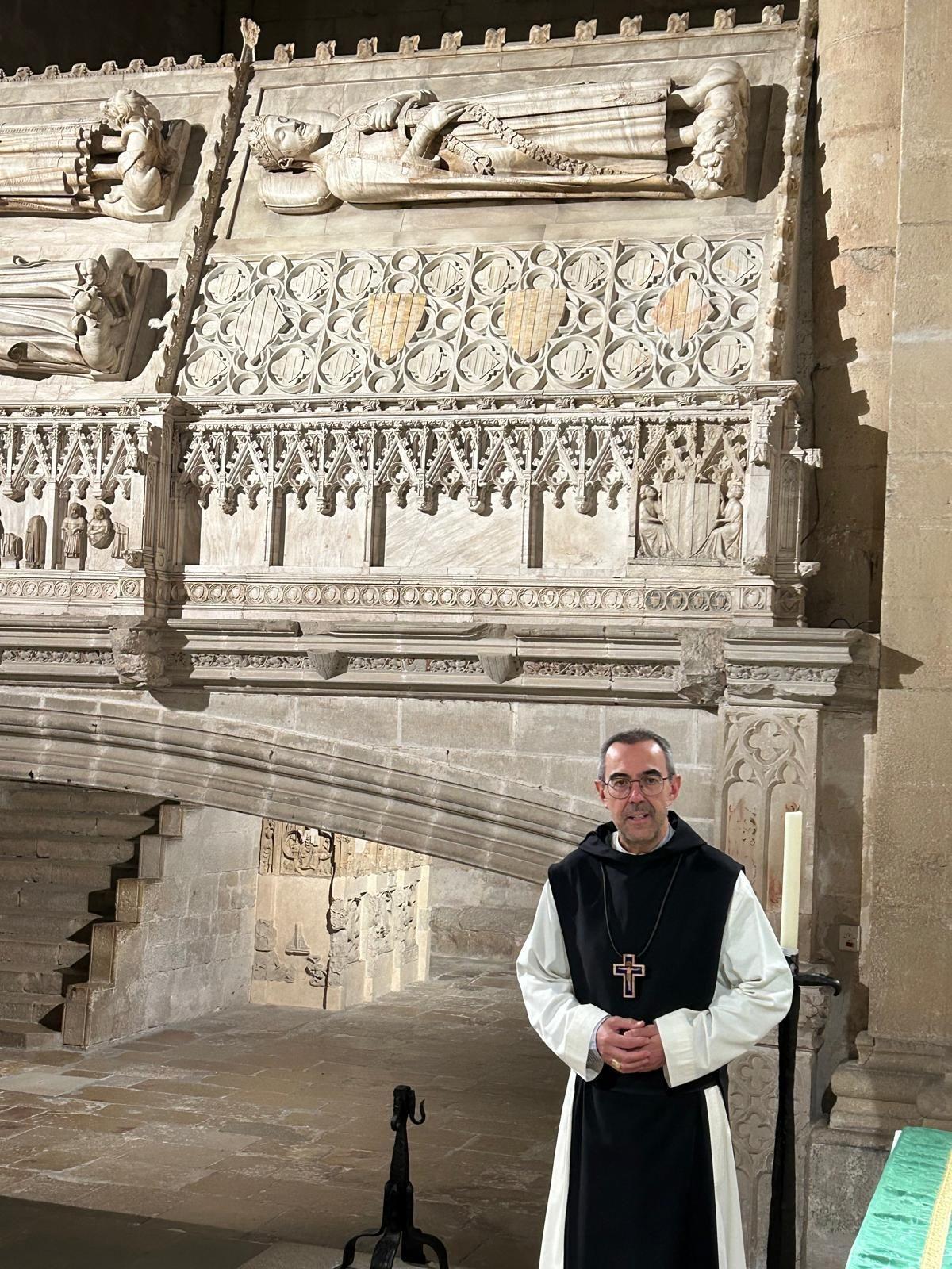 Rafel Barruè, abad de Poblet, junto a la tumba de Jaume I.