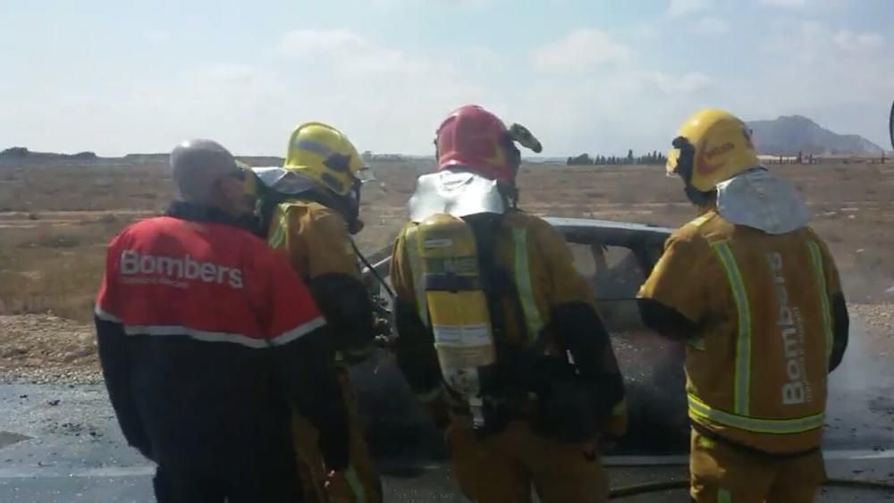 El incendio de un coche causa un gran atasco en la avenida de la Universidad