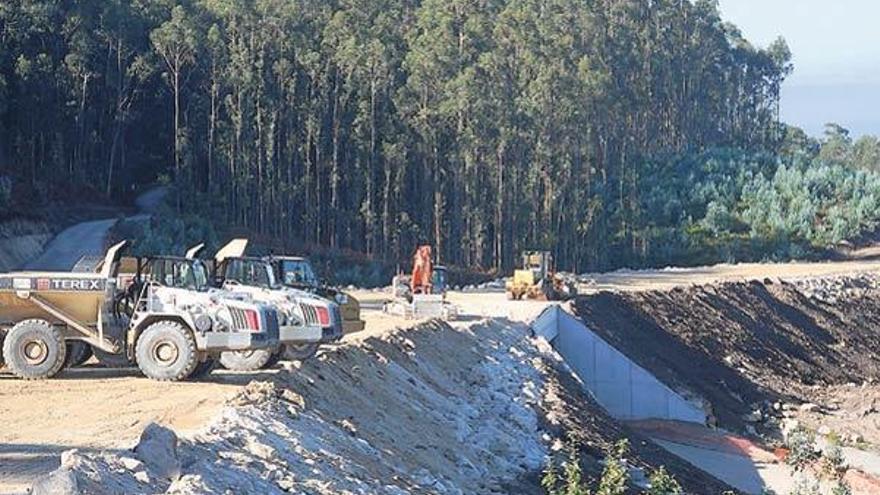 Aspecto de los rellenos realizados en la zona de O Regueiriño para el futuro vial.  // Rafa Vázquez