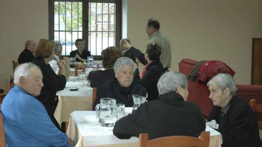 Personas asistentes al comedor social de Figueruela.