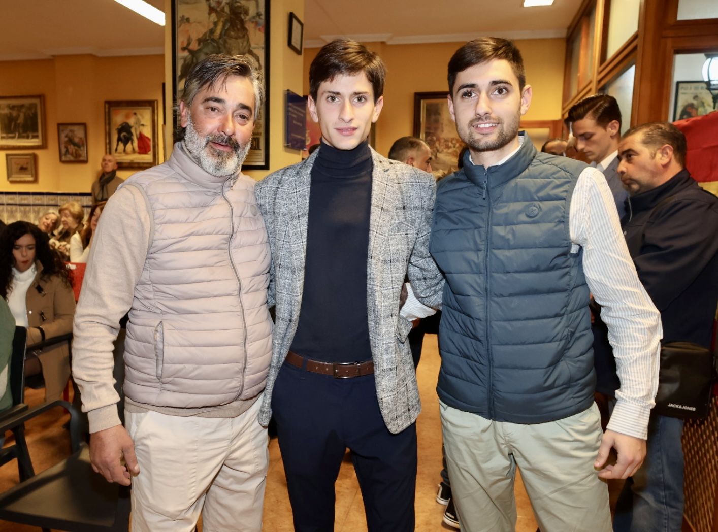 Éxito de asistencia en el homenaje del Club Taurino de Alicante a los novilleros y al fotógrafo Antonio Vigueras