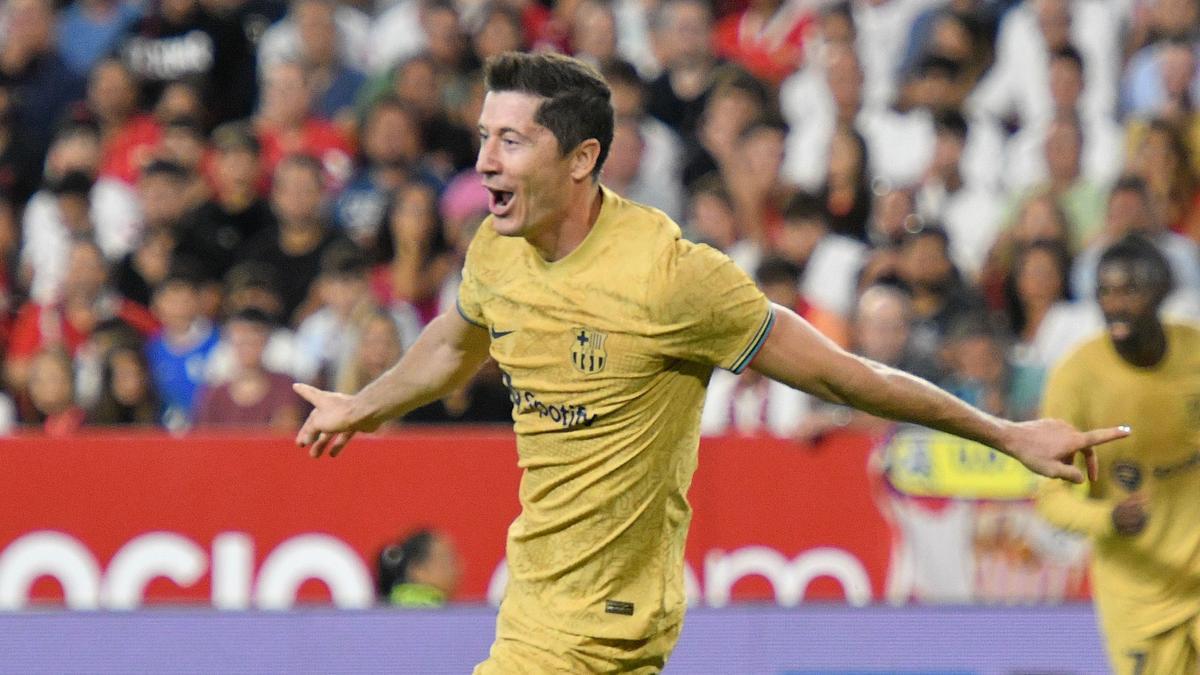 Robert Lewandowski (86 goles en 106 partidos), celebra el tanto anotado ante el Sevilla.