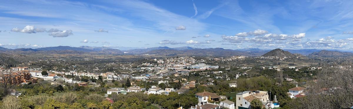 Vista desde el Mirador de España, en Coín, con la Sierra Gorda como más llamativo accidente orográfico.
