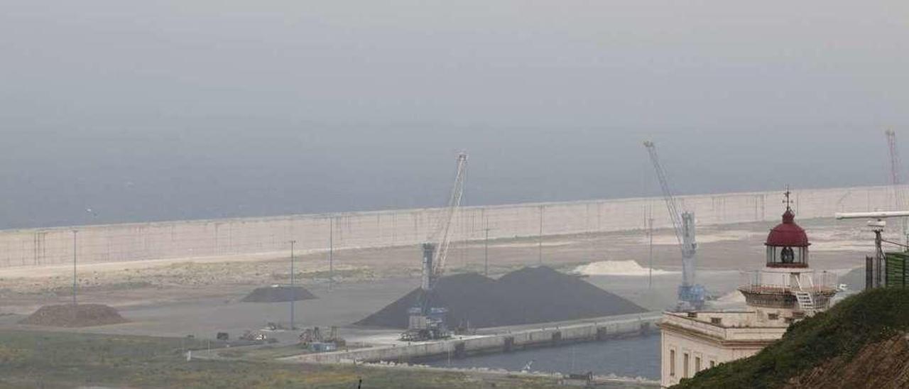 Terrenos ganados al mar con la obra de la ampliación portuaria.