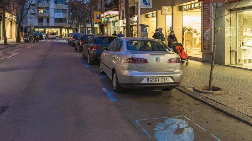 Vehicles aparcats a la zona blava de Manresa.