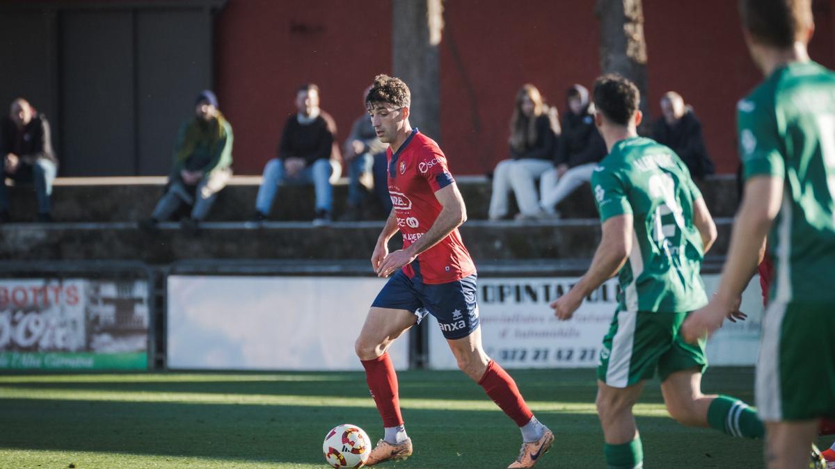 Roger Barnils, en acció aquesta temporada contra el Cornellà