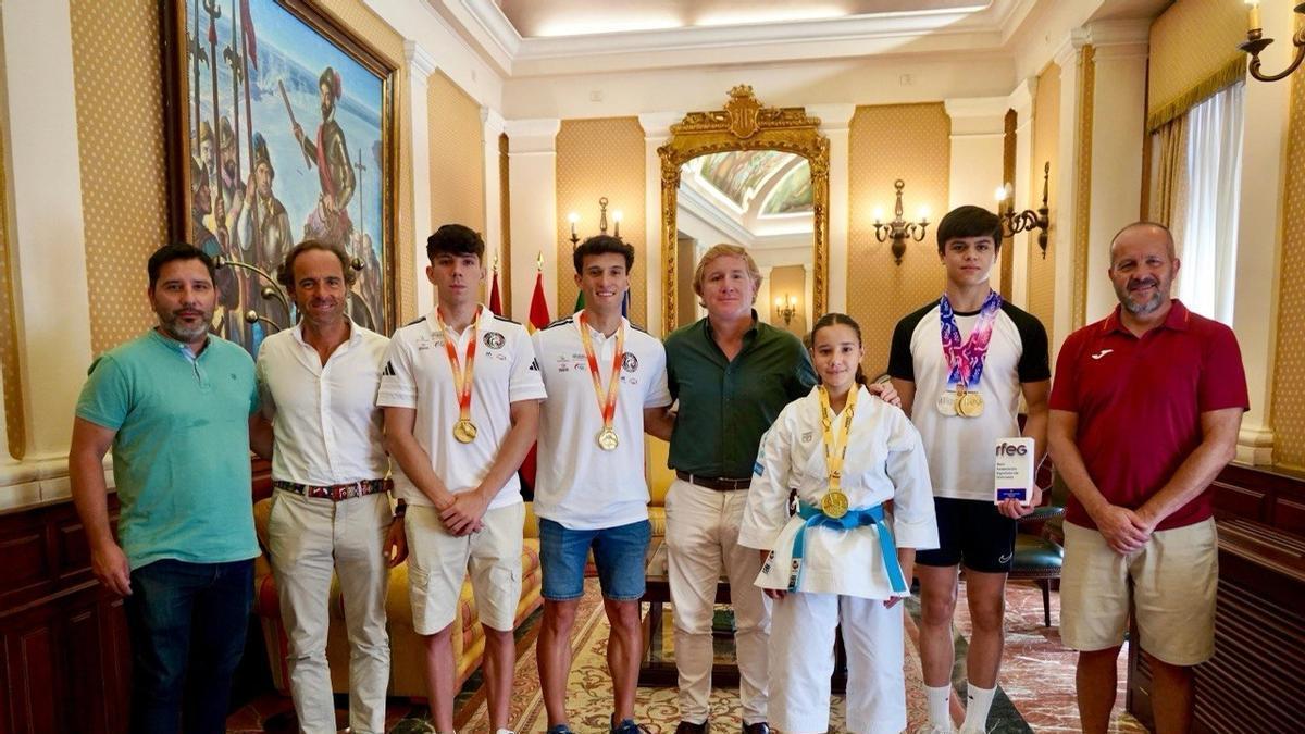 Juan Parejo e Ignacio Gragera junto a Jorge Hernández, David García Zurita, Valeria Rebollo, Mario Expósito y sus técnicos.