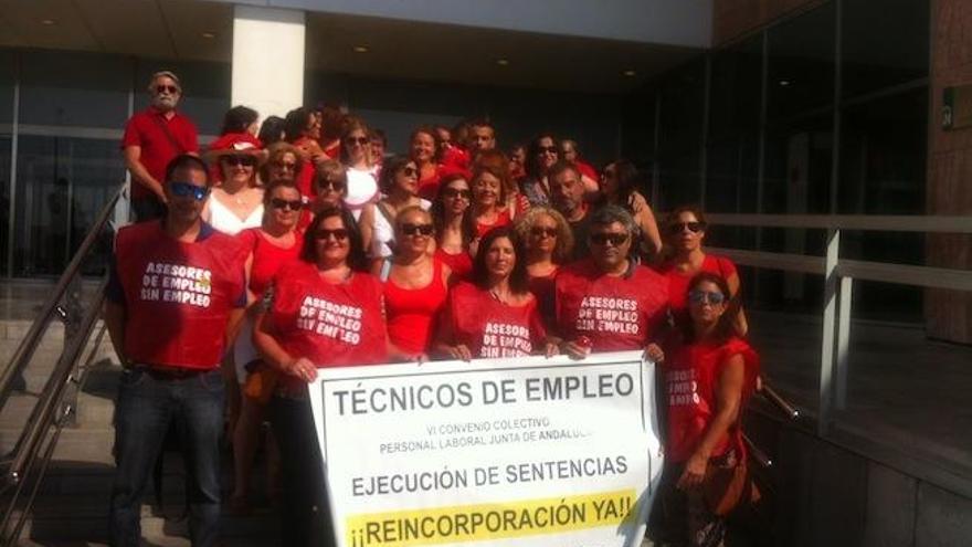 Imagen de la concentración de los orientadores de empleo celebrada ayer en la Ciudad de la Justicia.