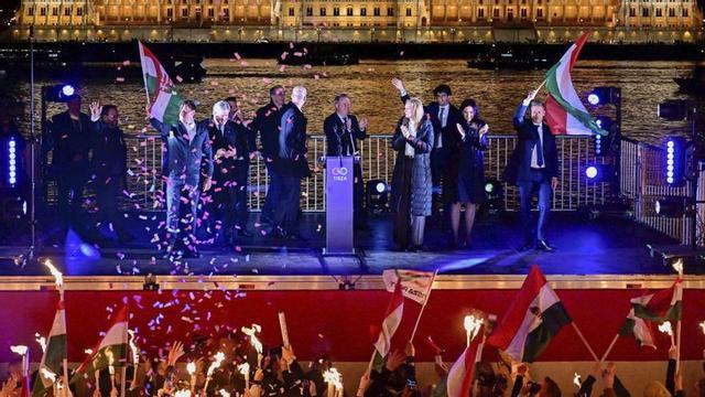 Peter Magyar celebra al costat del seu equip el resultat de les eleccions parlamentàries des d’un escenari de Budapest, davant el Parlament hongarès. | MARTON MONUS / REUTERS