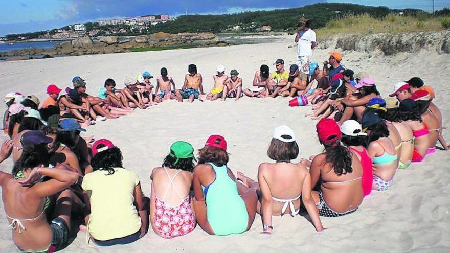 Asistentes a una jornada de convivencia en el Camping Os Fieitás (O Grove).  // Os Fieitás