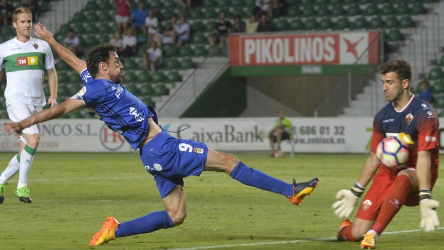 Germán Parreño durante una acción del Elche-Oviedo del pasado sábado