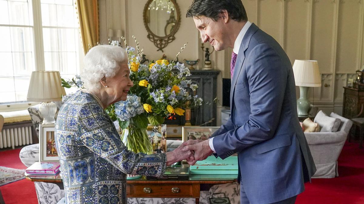 La reina Isabel II se reúne con el primer ministro de Canadá, Justin Trudeau.