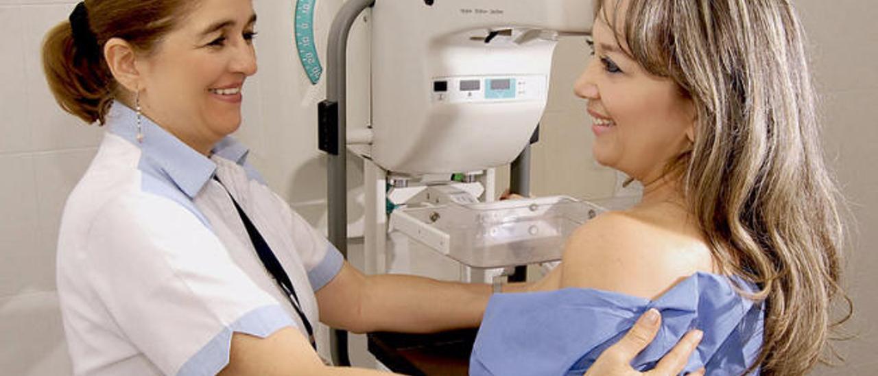En la imagen, una mujer pasa reconocimiento durante una mamografía.