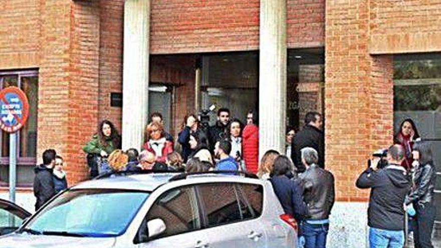 Expectación a las puertas del Palacio de Justicia de Burgos .