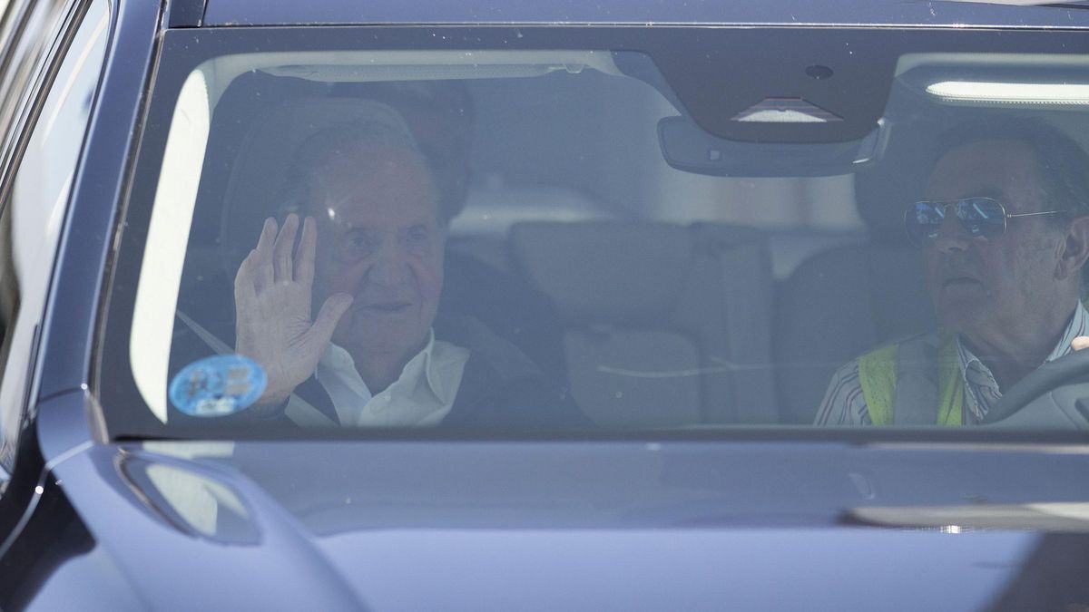 El rey Juan Carlos I, tras aterrizar este lunes en el aeropuerto de Vigo procedente de Vitoria.