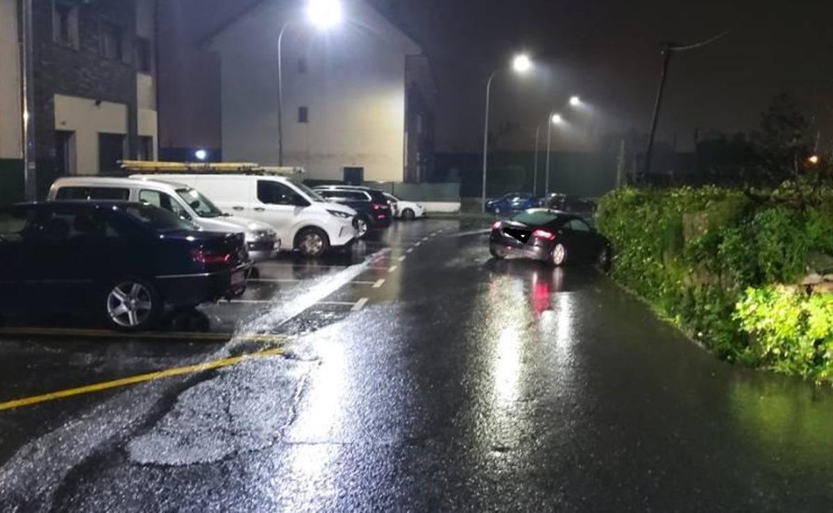 El turismo siniestrado, a la derecha. | FDV