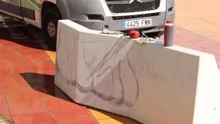 El Campello busca a los causantes de unos grafitis en los bancos de Carrer la Mar