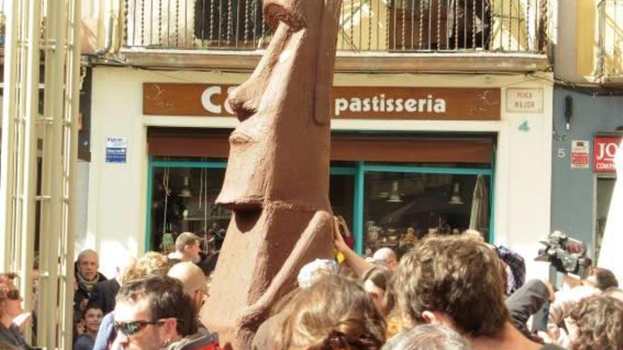 Olot trenca la gran mona en forma de moai de l&#039;illa de Pasqua