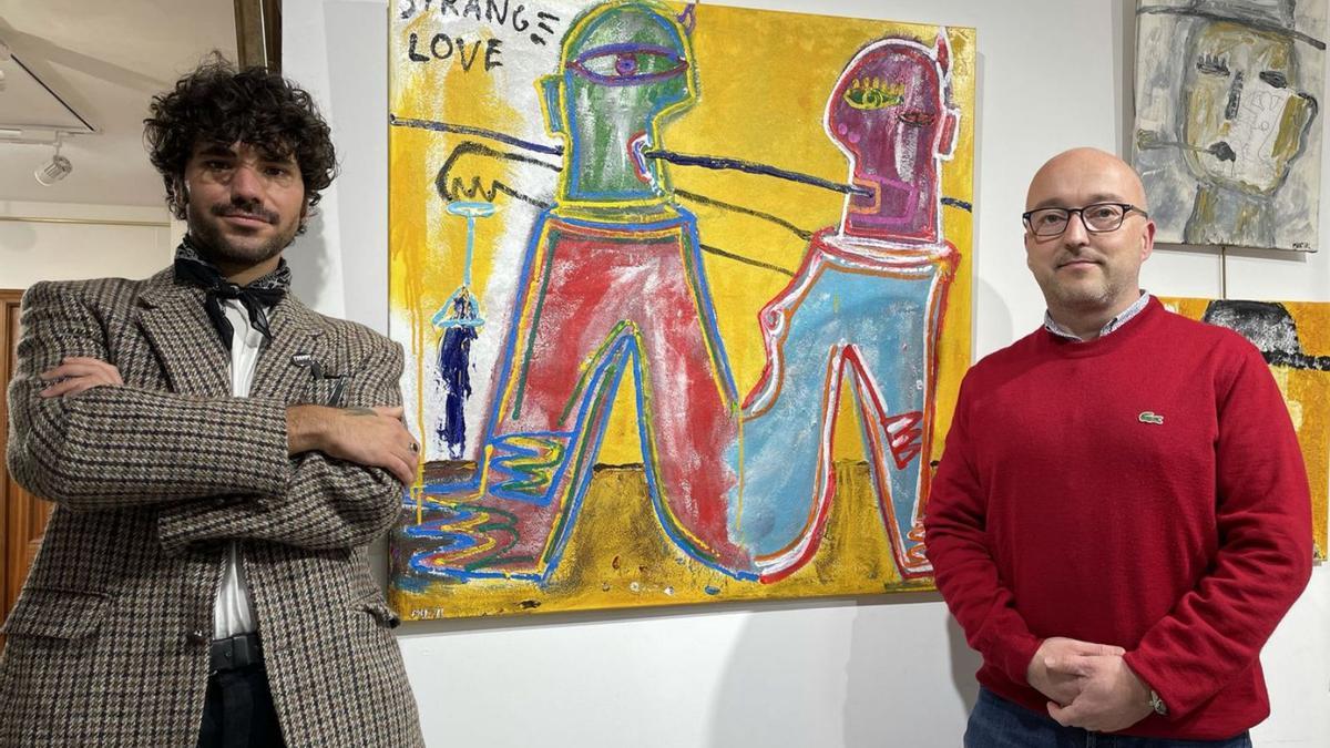 El artista Mich Martial y el director de la galería Artby’s, Camilo Chas.