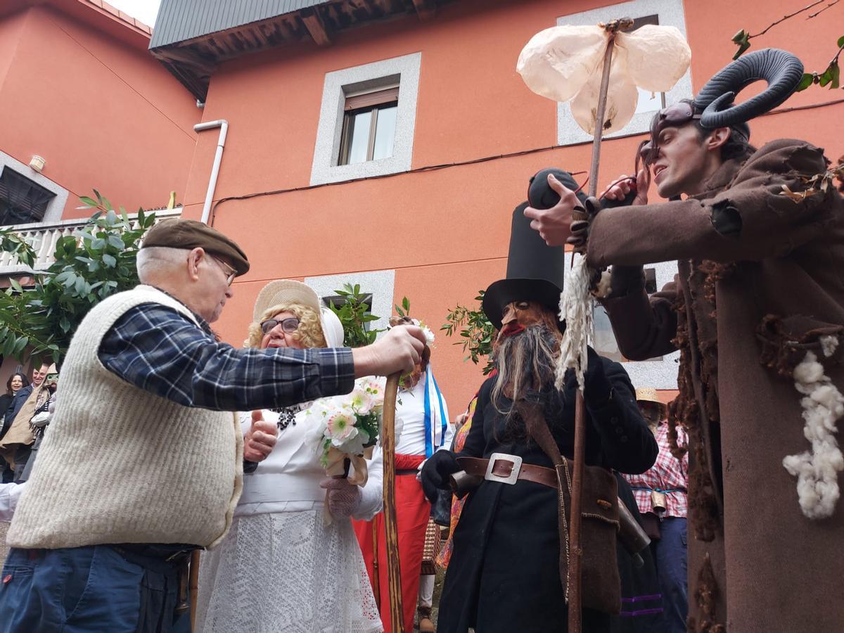 En imágenes: los guilandeiros recorren las calles de Villatresmil, en Tineo