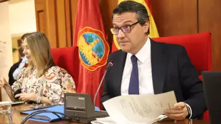 El Pleno exige al Gobierno no demorar más la conversión de la N-432 en autovía en una sesión de 'estreno' y bronca