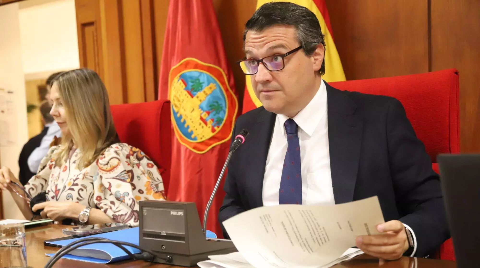 El Pleno exige al Gobierno no demorar más la conversión de la N-432 en autovía en una sesión de 'estreno' y bronca