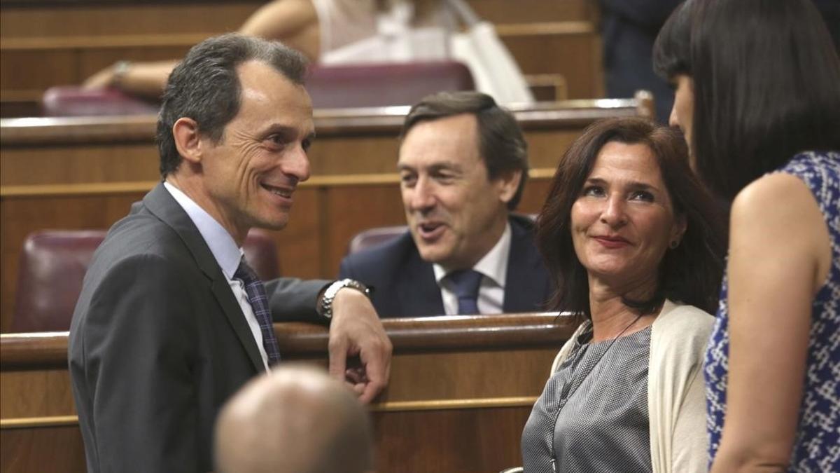 El ministro Pedro Duque conversa con la ministra María Jesús Montero, durante un pleno en el Congreso.