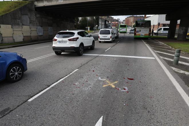 EN IMÁGENES: Impactante accidente entre un coche y un autobús en la entrada de Avilés