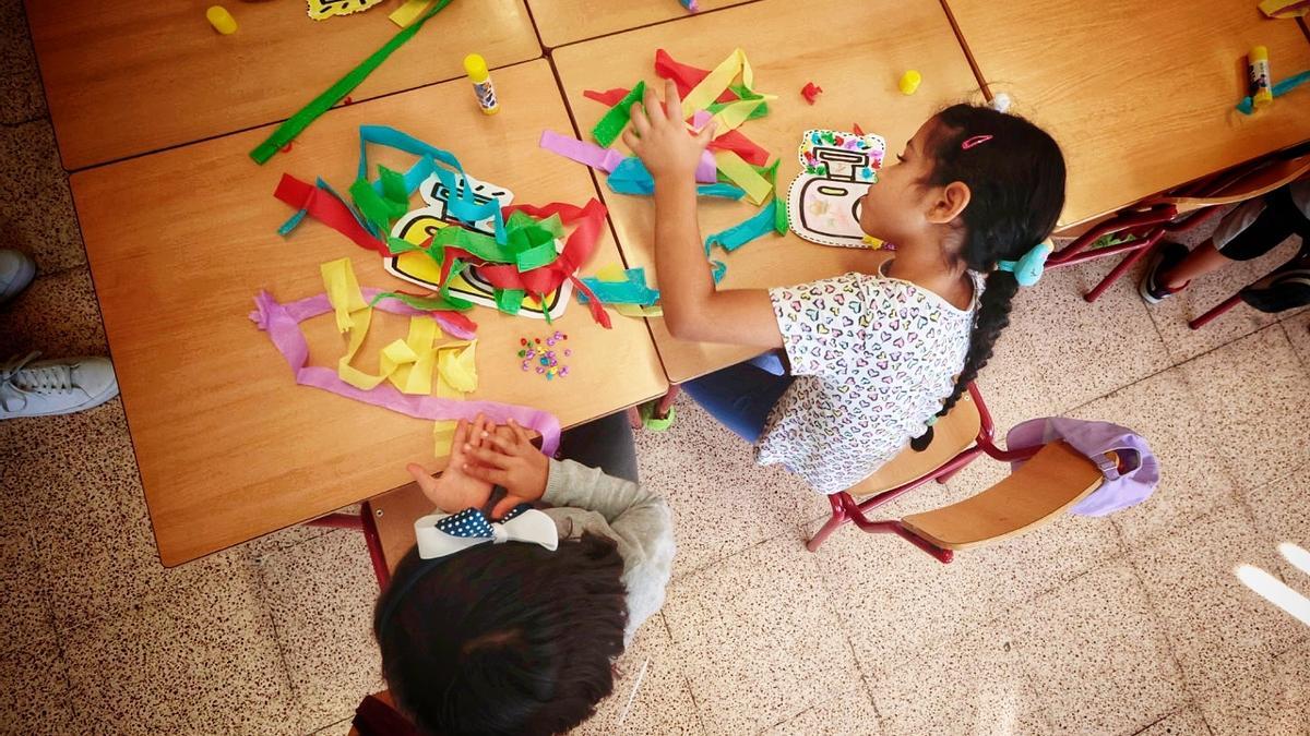 Dos pequeñas participan en un taller de verano en Santa Cruz.