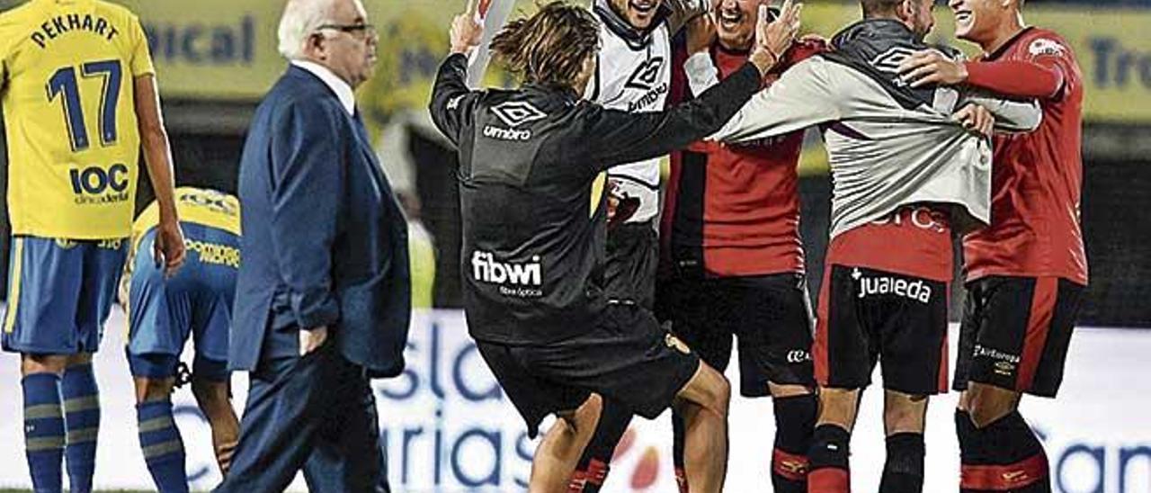 PendÃ­n felicita al final del partido a RaÃ­llo, autor del gol de estrategia.